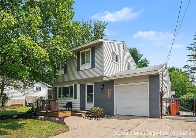 Photo 3 of Single family home for sale at 8282 Courtland Dr, Rockford, MI 49341 | MLS# 70551703 | Listing updated on 2026-09-13