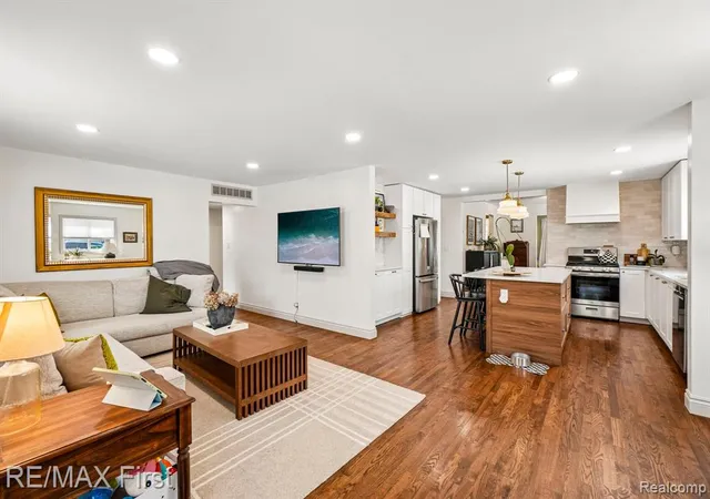 Photo 4 of Sale Pending at 3202 Prairie Ave, Royal Oak, MI 48073 6576 | MLS# 61024300 | Listing updated on 2026-09-14