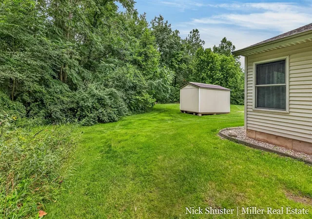 2nd image of 712 Riverwalk St, Hastings, MI 49058
