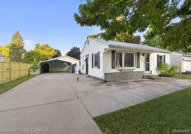 Photo 3 of Sale Pending at 2390 E Clearview Dr, Adrian, MI 49221 | MLS# 61017582 | Listing updated on 2026-08-23