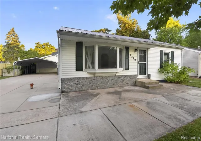 Photo 4 of Sale Pending at 2390 E Clearview Dr, Adrian, MI 49221 | MLS# 61017582 | Listing updated on 2026-08-23