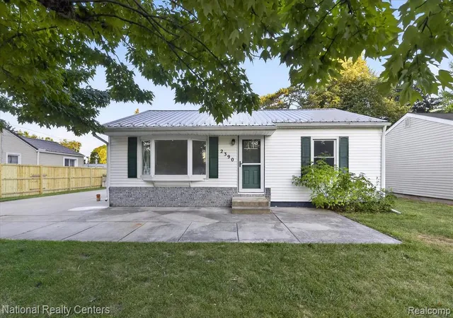 Photo 5 of Sale Pending at 2390 E Clearview Dr, Adrian, MI 49221 | MLS# 61017582 | Listing updated on 2026-08-23