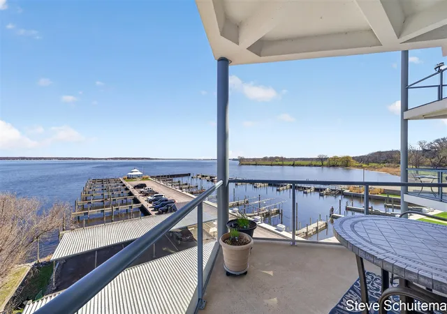 Homes for sale in Muskegon, MI | 2964 Lakeshore Dr, Muskegon, MI 49441