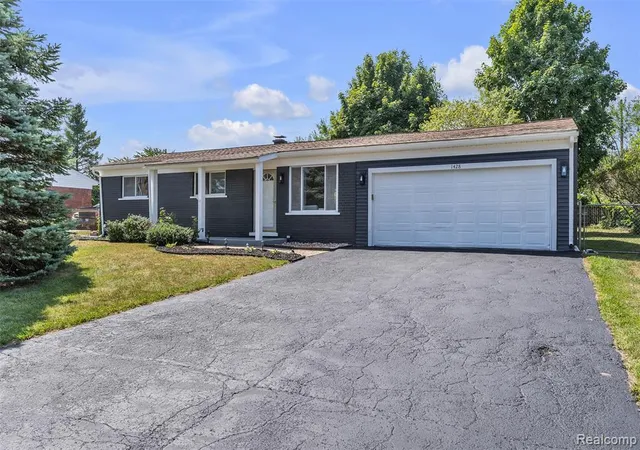 Photo 2 of Sale Pending at 1428 Foreland Dr, Oxford, MI 48371 6010 | MLS# 61023972 | Listing updated on 2026-09-01