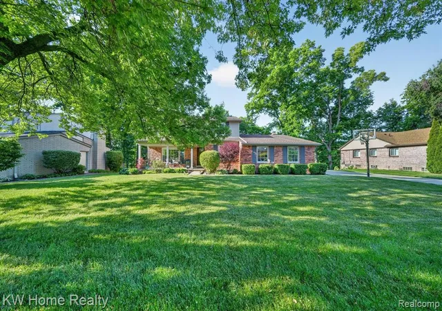 Photo 2 of Single Family Residence at 33717 Heritage Hills Dr, Farmington Hills, MI 48331 | MLS# 60999542 |  | Sold on 2026-06-29