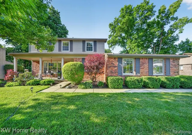 Photo 4 of Single Family Residence at 33717 Heritage Hills Dr, Farmington Hills, MI 48331 | MLS# 60999542 |  | Sold on 2026-06-29