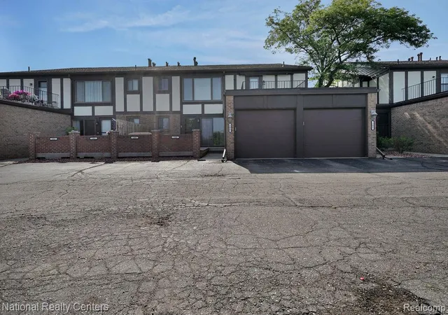 Photo 3 of Sale Pending at 206 Country Club Dr, Saint Clair Shores, MI 48082 1058 | MLS# 61023146 | Listing updated on 2026-09-09