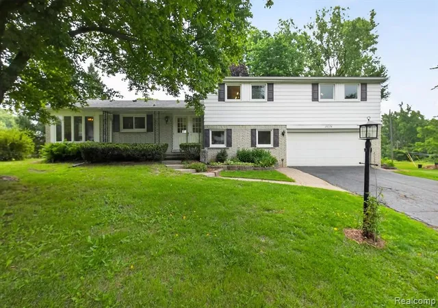 2nd image of 26178 Greythorne Trl, Farmington Hills, MI 48334 | MLS# 61006456