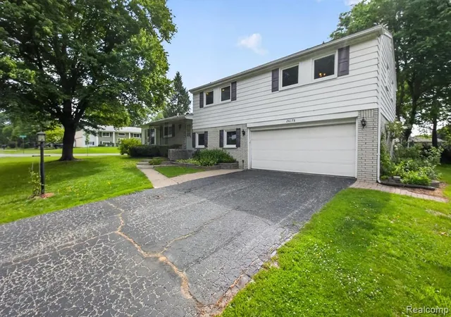 3rd image of 26178 Greythorne Trl, Farmington Hills, MI 48334 | MLS# 61006456