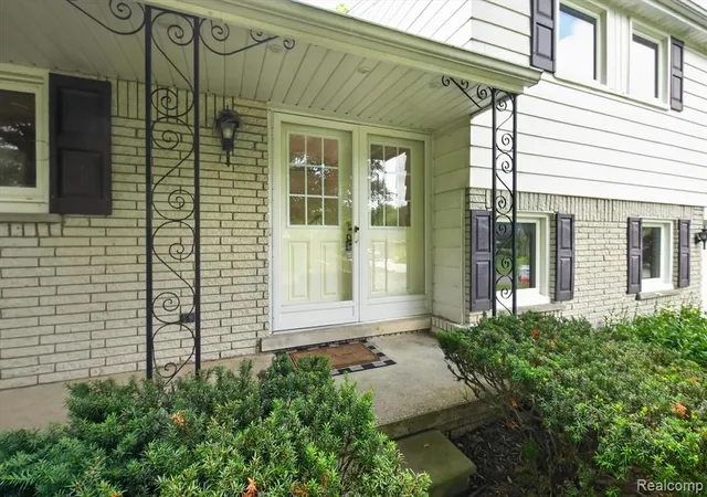 4th image of 26178 Greythorne Trl, Farmington Hills, MI 48334 | MLS# 61006456