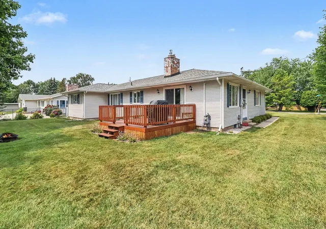 28th image of 557 Broad Ave, Manistee, MI 49660 | MLS# 80072371