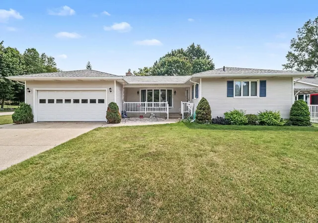 2nd image of 557 Broad Ave, Manistee, MI 49660 | MLS# 80072371
