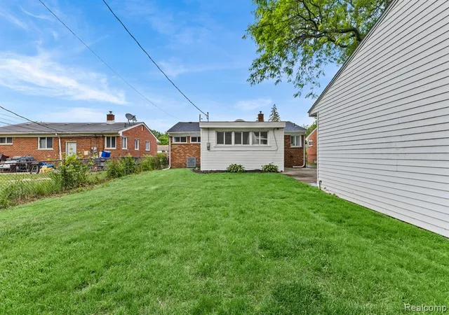 Photo 4 of Single family home for sale at 22121 Whitmore St, Oak Park, MI 48237 | MLS# 61018852 | Listing updated on 2026-09-06