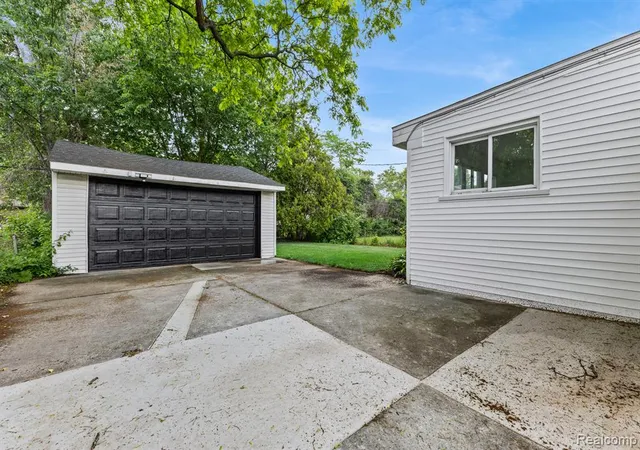 Photo 5 of Single family home for sale at 22121 Whitmore St, Oak Park, MI 48237 | MLS# 61018852 | Listing updated on 2026-09-06