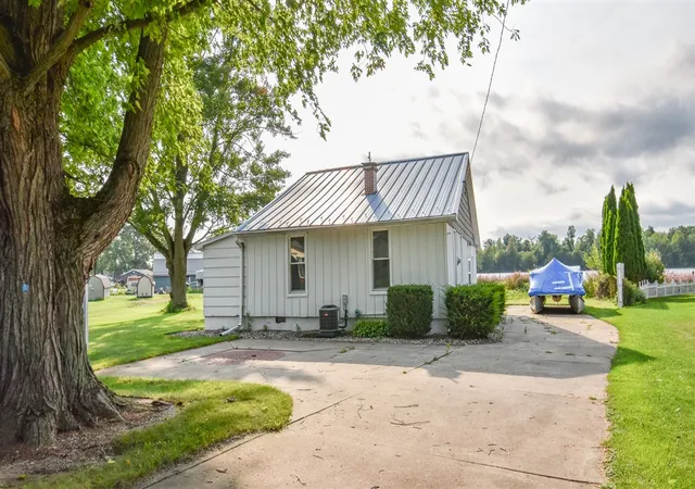 Photo 2 of Single family home for sale at 416 W Russell Dr, Coldwater, MI 49036 | MLS# 70552656 | Listing updated on 2026-09-02