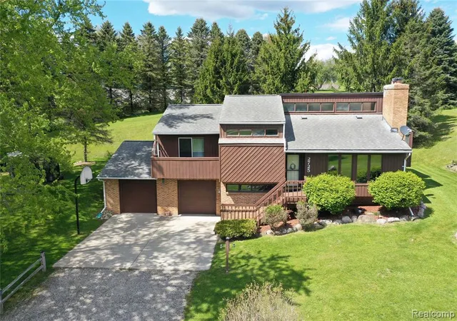 Photo 3 of Single family home for sale at 2725 Cooley Lake Rd, Highland, MI 48356 3310 | MLS# 60992846 | Listing updated on 2026-09-02