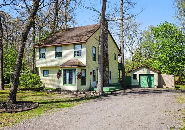 Photo 1 of Single family home for sale at 4725 Hickory Dr, Highland, MI 48356 | MLS# 61022938 | Listing updated on 2026-08-21