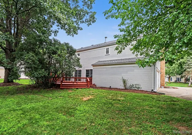 Photo 2 of Single family home for sale at 35810 Fredericksburg Rd, Farmington Hills, MI 48331 | MLS# 61014072 | Listing updated on 2026-08-23