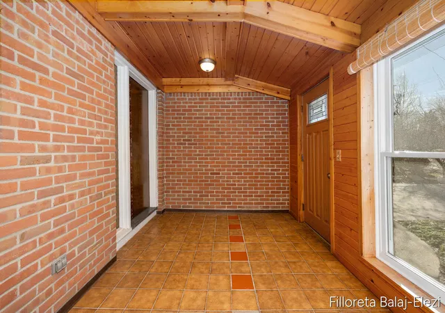 Photo 3 of Sale Pending at 5023 Creekview Dr, Grand Rapids, MI 49508 | MLS# 70519379 | Listing updated on 2026-03-19