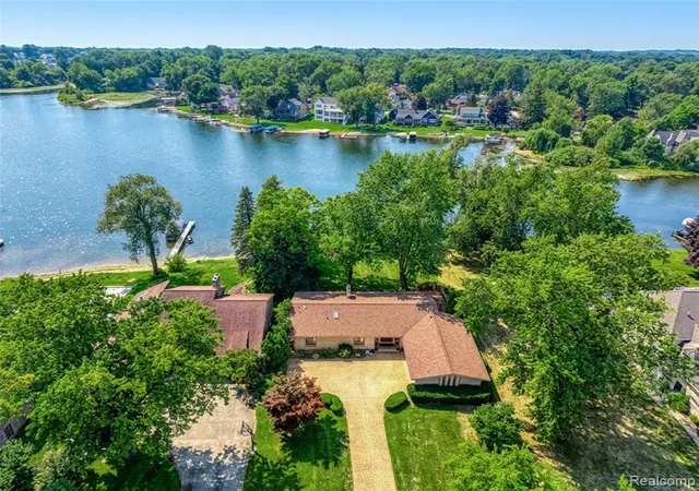 2nd image of 3212 Edgewood Park Dr, Commerce Township, MI 48382 | MLS# 61022146