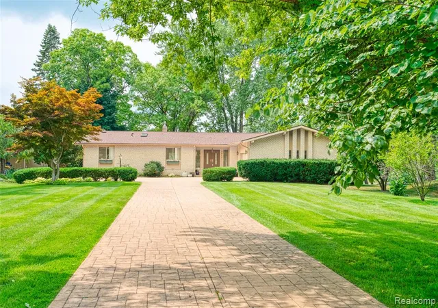 3rd image of 3212 Edgewood Park Dr, Commerce Township, MI 48382 | MLS# 61022146