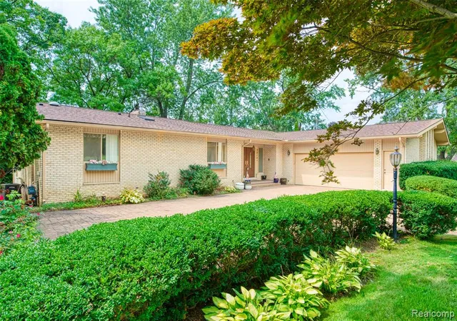 4th image of 3212 Edgewood Park Dr, Commerce Township, MI 48382 | MLS# 61022146
