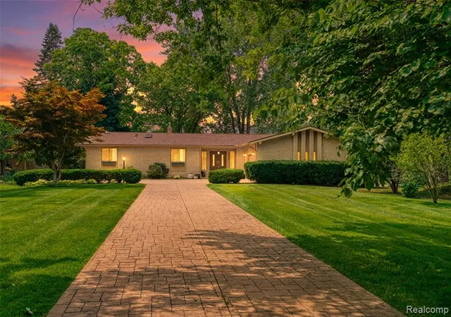 5th image of 3212 Edgewood Park Dr, Commerce Township, MI 48382 | MLS# 61022146