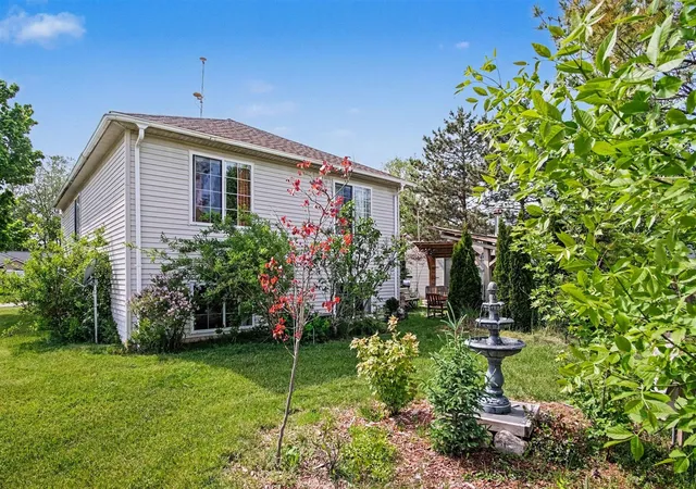 Photo 4 of Single family home for sale at 6878 Lake Blf Dr, Comstock Park, MI 49321 | MLS# 70540220 | Listing updated on 2026-09-11