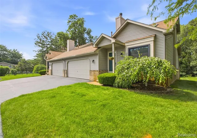 Homes for sale in Wolverine Lake, MI | 2585 S Commerce Rd, Wolverine Lake, MI 48390 | MLS# 61007239