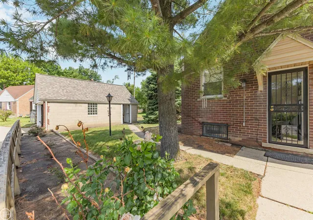 Homes for sale in Harper Woods, MI | 19505 Kelly Rd, Harper Woods, MI 48225 | MLS# 50211124