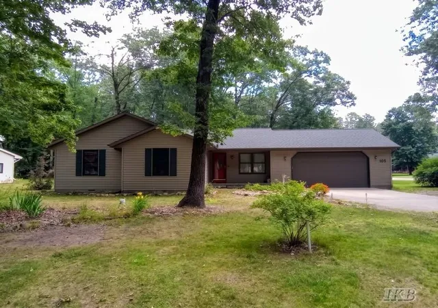 Homes for sale in Houghton Lake, MI | 105 Marigold Ln, Houghton Lake, MI 48629 | MLS# 50214211