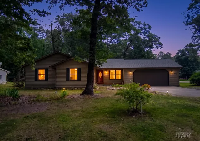 Homes for sale in Houghton Lake, MI | 105 Marigold Ln, Houghton Lake, MI 48629 | MLS# 50214211