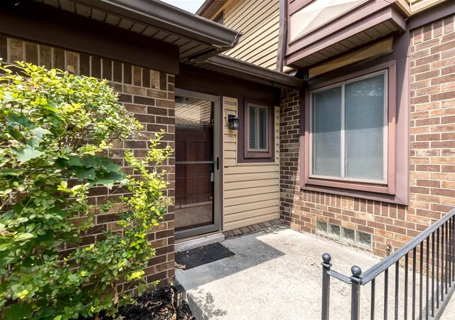Listing Photo 3 - Condo for sale in building located at 32143 W 12 Mile Rd, Farmington Hills, MI 48334
