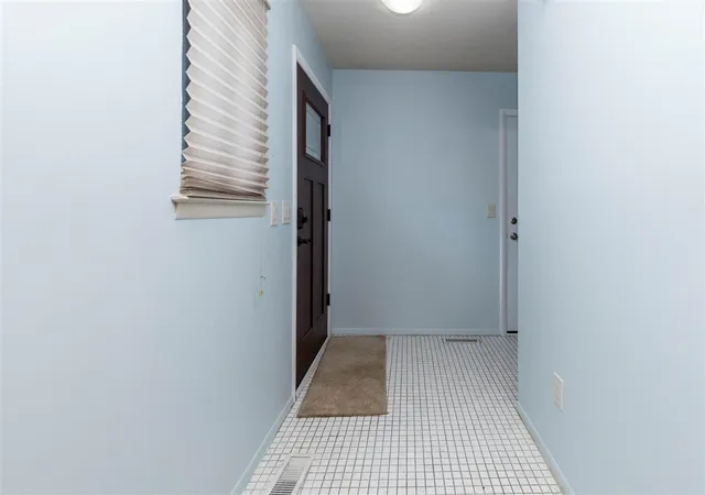 Listing Photo 4 - Condo for sale in building located at 32143 W 12 Mile Rd, Farmington Hills, MI 48334