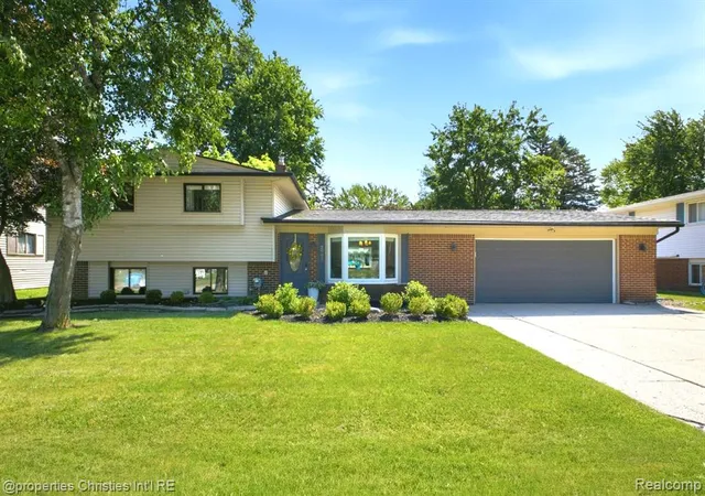 Homes for sale in Commerce Township, MI | 2805 Pinto Dr, Commerce Township, MI 48382 | MLS# 61003888