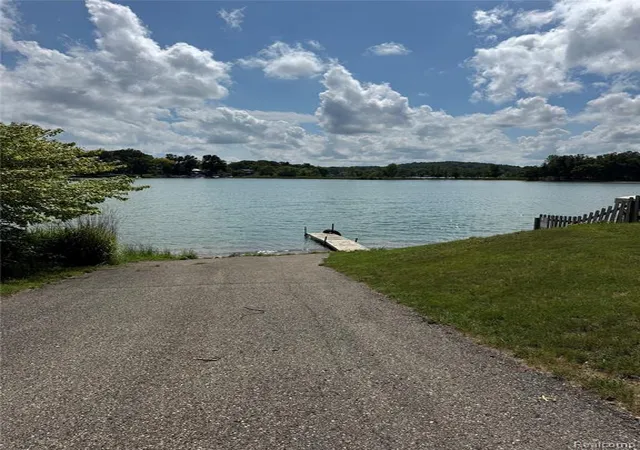 Photo 3 of Single family home for sale at 6798 Saline Dr, Waterford, MI 48329 1254 | MLS# 61012315 | Listing updated on 2026-08-30