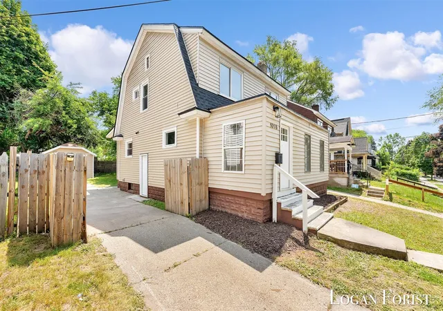 Photo 3 of Single Family Residence at 1018 Cooper Ave, Grand Rapids, MI 49507 | MLS# 70475702 | | Sold on 2025-07-31
