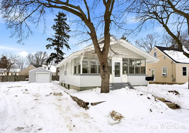 Photo 2 of Sale Pending at 341 Holly St, Grand Rapids, MI 49548 | MLS# 70513835 | Listing updated on 2026-02-10