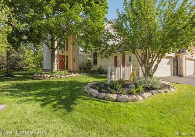 Homes for sale in West Bloomfield, MI | 7105 Winding Brook Ct, West Bloomfield, MI 48322 3585 | MLS# 61005536