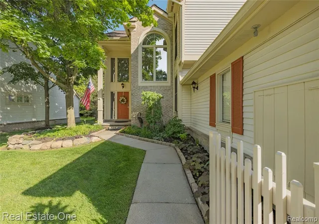 Homes for sale in West Bloomfield, MI | 7105 Winding Brook Ct, West Bloomfield, MI 48322 3585 | MLS# 61005536