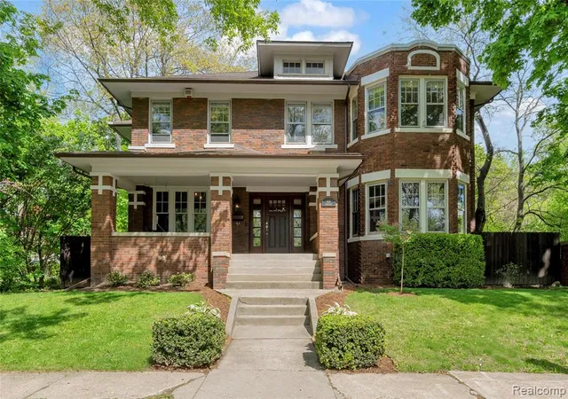 1st image of 658 Longfellow St, Detroit, MI 48202 1510 | MLS# 60997837