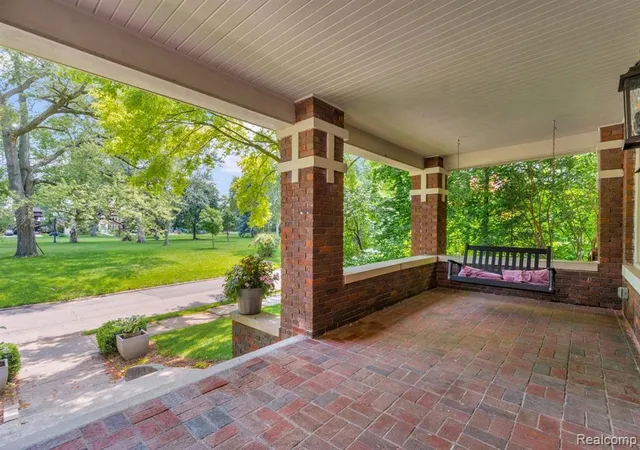 3rd image of 658 Longfellow St, Detroit, MI 48202 1510 | MLS# 60997837