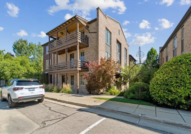 Listing Photo 4 - Condo for sale in building located at 2026 Celadon Dr, Grand Rapids, MI 49525