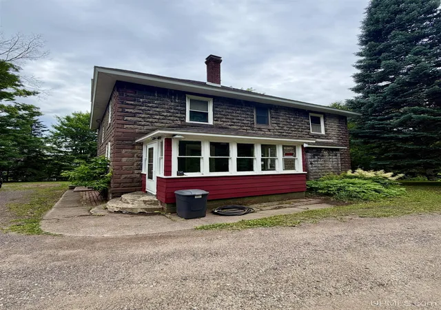 Homes for sale in Hancock, MI | 21342 Royce Rd, Hancock, MI 49930 | MLS# 50213551