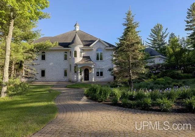 Photo 3 of Single family home for sale at 275 Forest Hills Dr, Marquette, MI 49855 | MLS# 50208049 | Listing updated on 2026-09-22