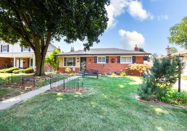 2nd image of 40771 Pickett Ridge Rd, Sterling Heights, MI 48313 | MLS# 61019051