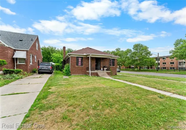 Listing Photo 4 - Condo for sale in building located at 5200 Chalmers St, Detroit, MI 48213