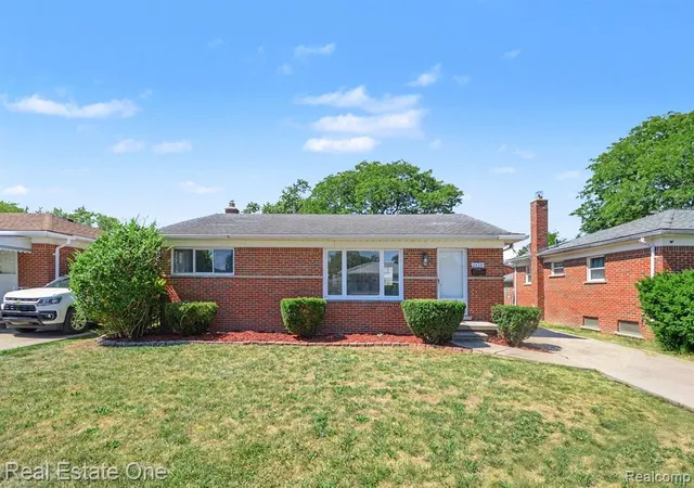 Photo 3 of Sale Pending at 24337 Courtland Ave, Eastpointe, MI 48021 1330 | MLS# 61025745 | Listing updated on 2026-09-05