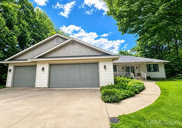 Photo 2 of Single family home for sale at 1075 Vistanna Dr, Marquette, MI 49855 | MLS# 50219806 | Listing updated on 2026-09-08