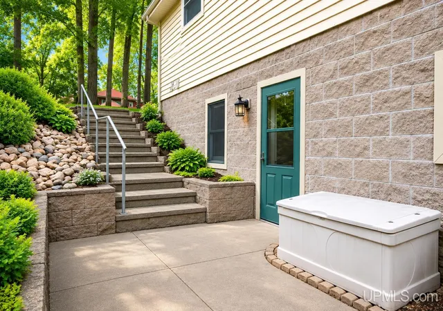 Photo 3 of Single family home for sale at 1075 Vistanna Dr, Marquette, MI 49855 | MLS# 50219806 | Listing updated on 2026-09-08